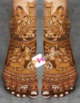 figures-woman-dholak-leaves-bell-bridal-mehndi design