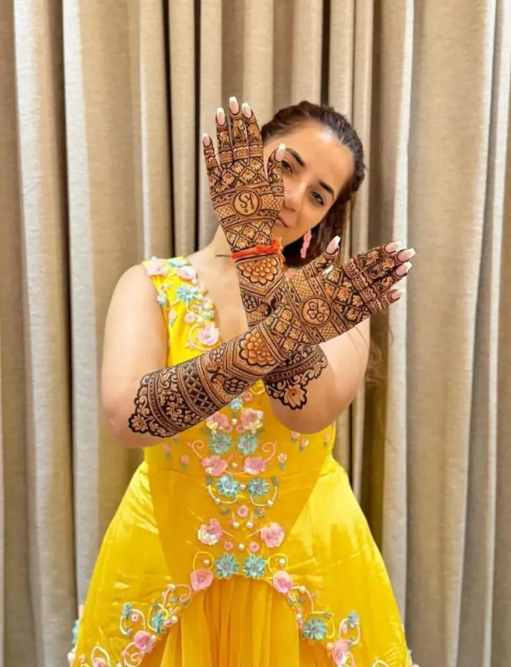 bridal mehndi art by professional mehndi artist in greater Noida